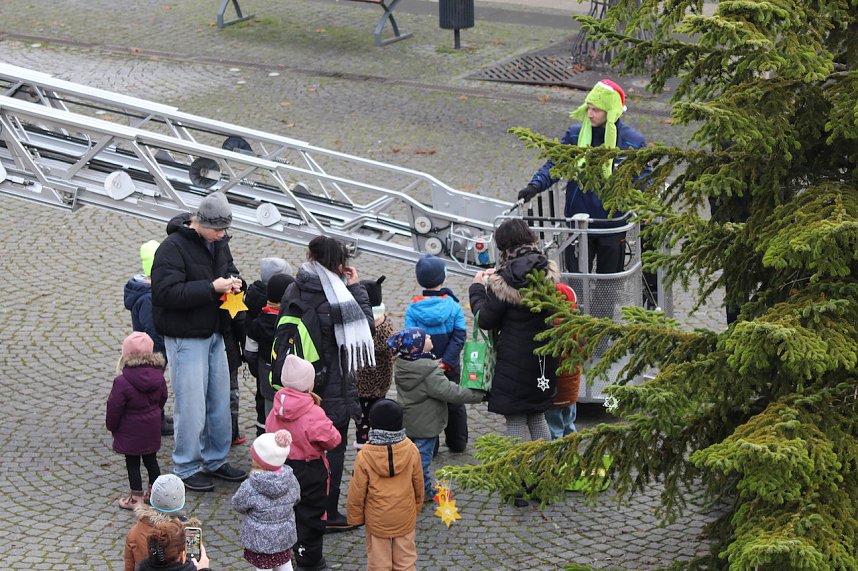 Gro&szlig;e Weihnachtsbaumschm&uuml;ck-Aktion auf dem T&ouml;pfermarkt in Bad Langensalza