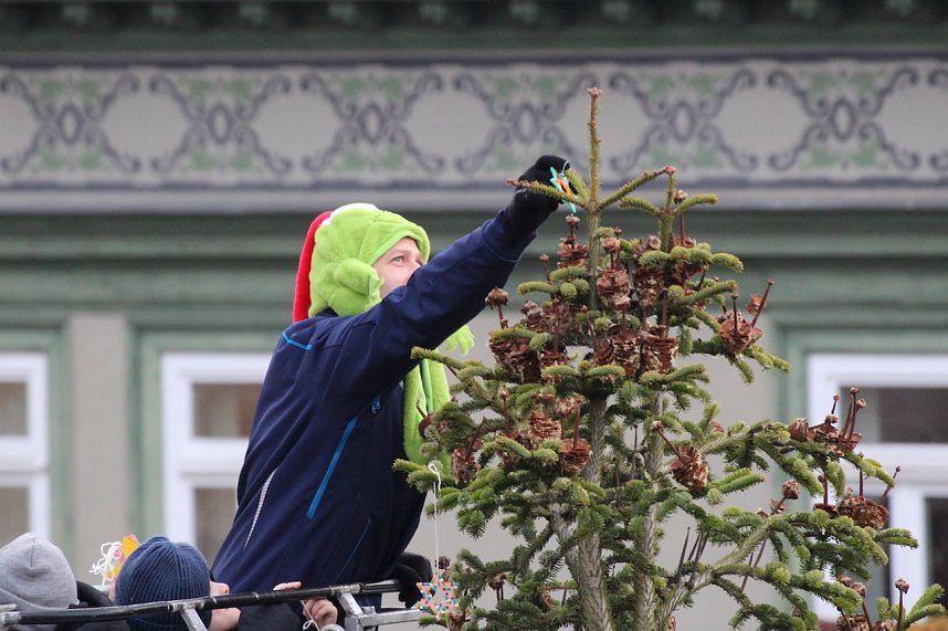 Gro&szlig;e Weihnachtsbaumschm&uuml;ck-Aktion auf dem T&ouml;pfermarkt in Bad Langensalza