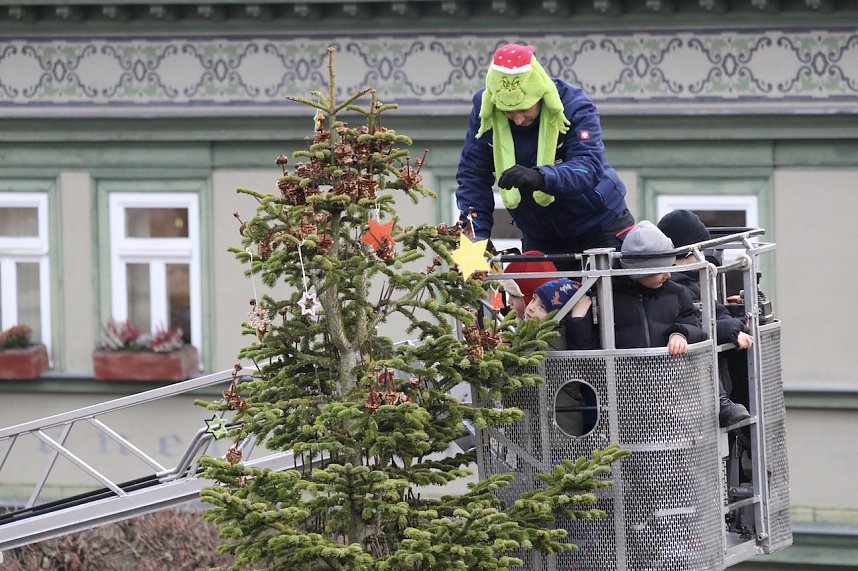 Gro&szlig;e Weihnachtsbaumschm&uuml;ck-Aktion auf dem T&ouml;pfermarkt in Bad Langensalza