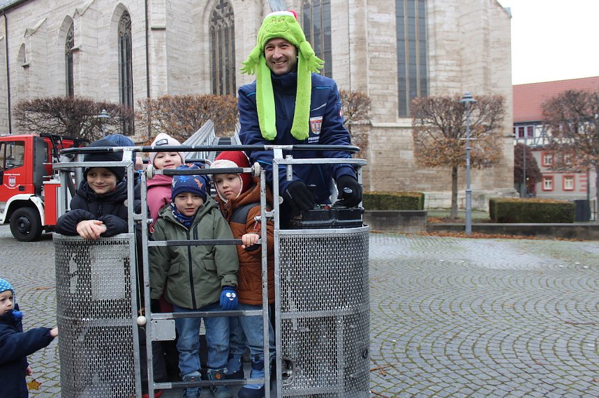 Gro&szlig;e Weihnachtsbaumschm&uuml;ck-Aktion auf dem T&ouml;pfermarkt in Bad Langensalza