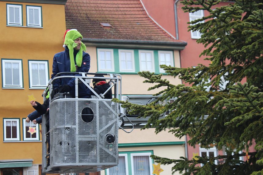 Gro&szlig;e Weihnachtsbaumschm&uuml;ck-Aktion auf dem T&ouml;pfermarkt in Bad Langensalza