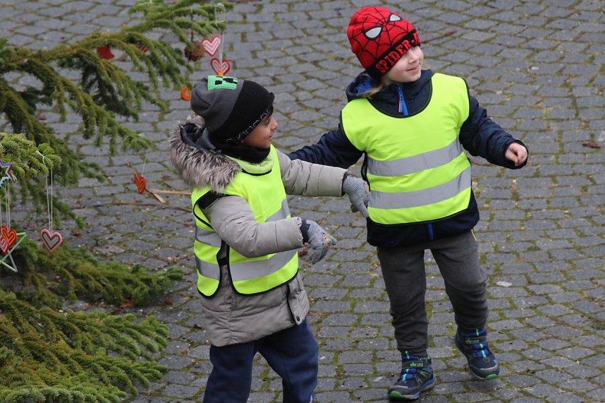 Gro&szlig;e Weihnachtsbaumschm&uuml;ck-Aktion auf dem T&ouml;pfermarkt in Bad Langensalza