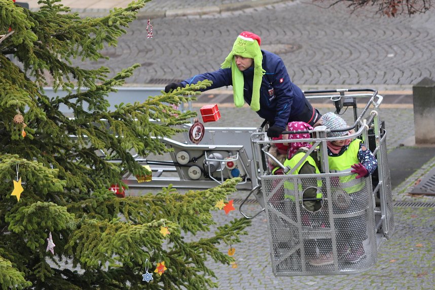 Gro&szlig;e Weihnachtsbaumschm&uuml;ck-Aktion auf dem T&ouml;pfermarkt in Bad Langensalza