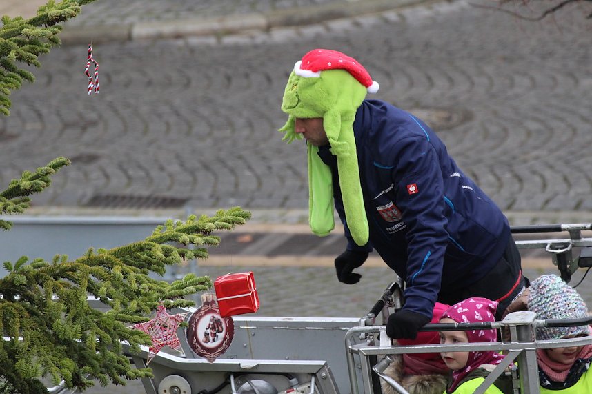 Gro&szlig;e Weihnachtsbaumschm&uuml;ck-Aktion auf dem T&ouml;pfermarkt in Bad Langensalza