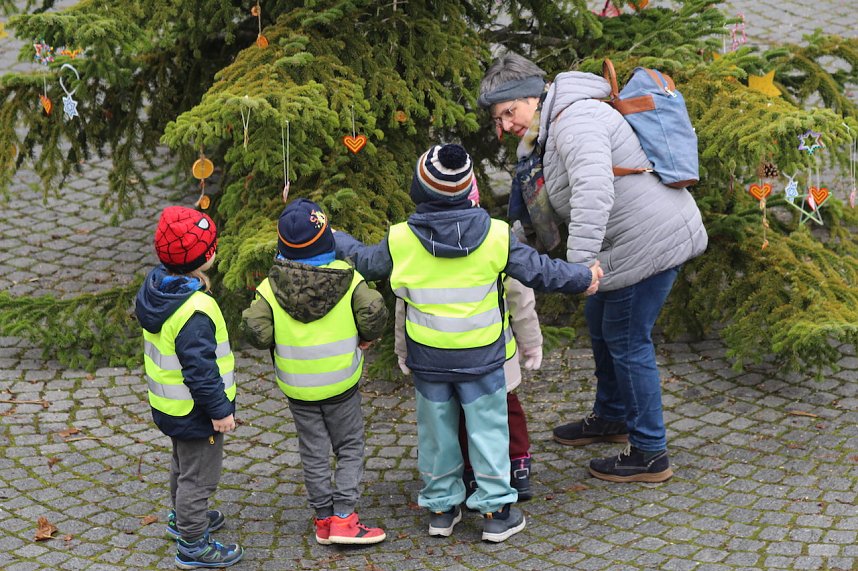 Gro&szlig;e Weihnachtsbaumschm&uuml;ck-Aktion auf dem T&ouml;pfermarkt in Bad Langensalza