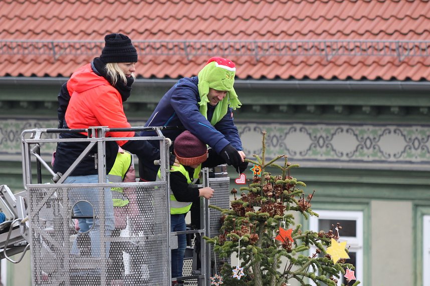 Gro&szlig;e Weihnachtsbaumschm&uuml;ck-Aktion auf dem T&ouml;pfermarkt in Bad Langensalza