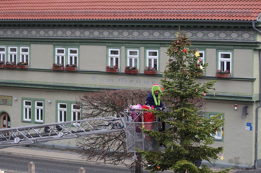 Gro&szlig;e Weihnachtsbaumschm&uuml;ck-Aktion auf dem T&ouml;pfermarkt in Bad Langensalza