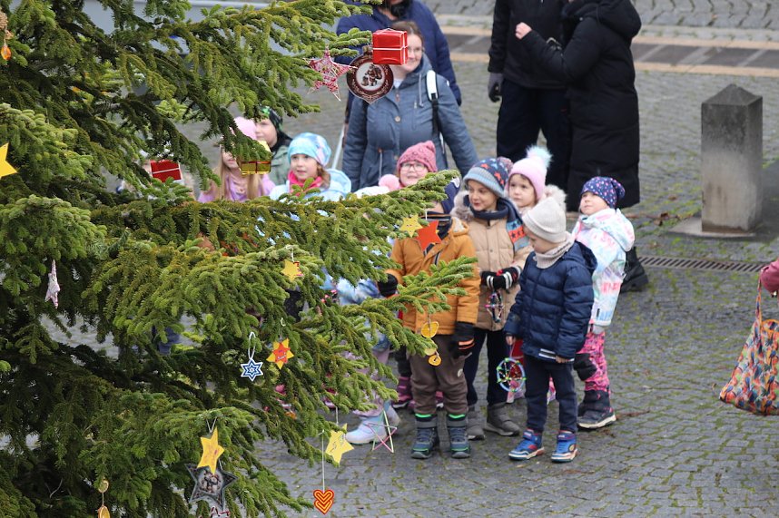 Gro&szlig;e Weihnachtsbaumschm&uuml;ck-Aktion auf dem T&ouml;pfermarkt in Bad Langensalza