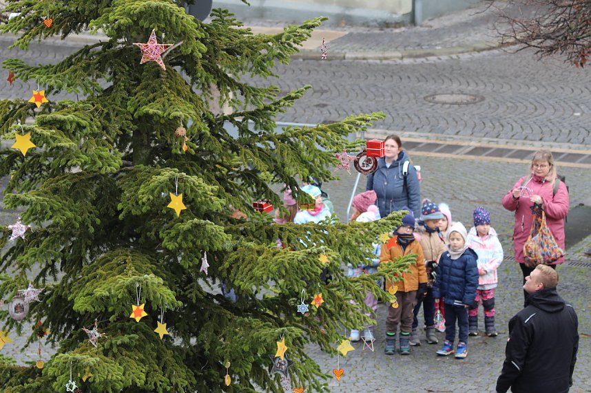 Gro&szlig;e Weihnachtsbaumschm&uuml;ck-Aktion auf dem T&ouml;pfermarkt in Bad Langensalza
