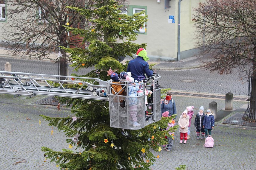 Gro&szlig;e Weihnachtsbaumschm&uuml;ck-Aktion auf dem T&ouml;pfermarkt in Bad Langensalza