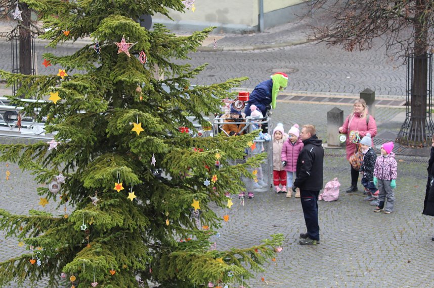 Gro&szlig;e Weihnachtsbaumschm&uuml;ck-Aktion auf dem T&ouml;pfermarkt in Bad Langensalza