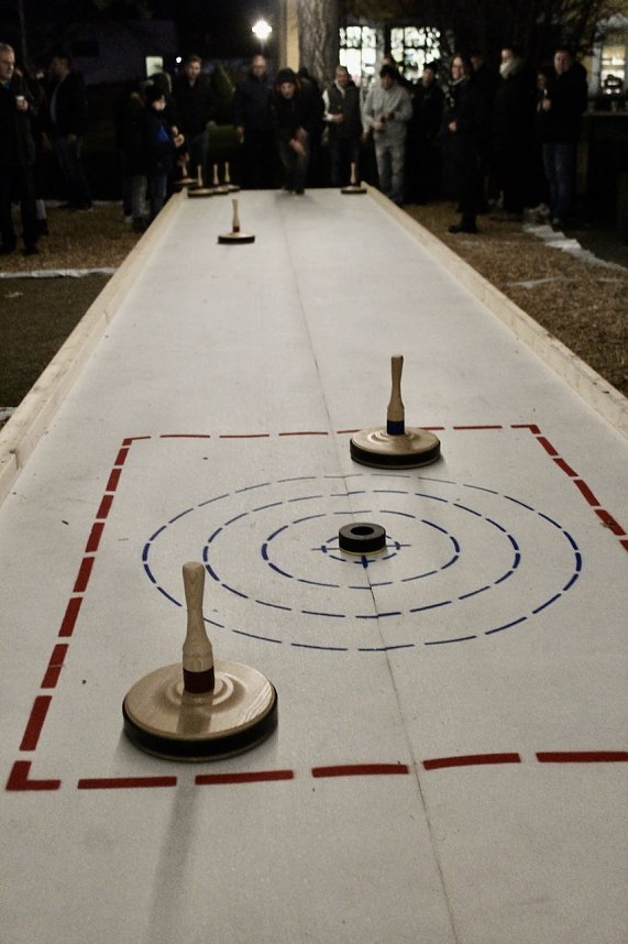 Gute Stimmung an der Eisstockbahn in Schl&ouml;sschenpark in Bad Langensalza