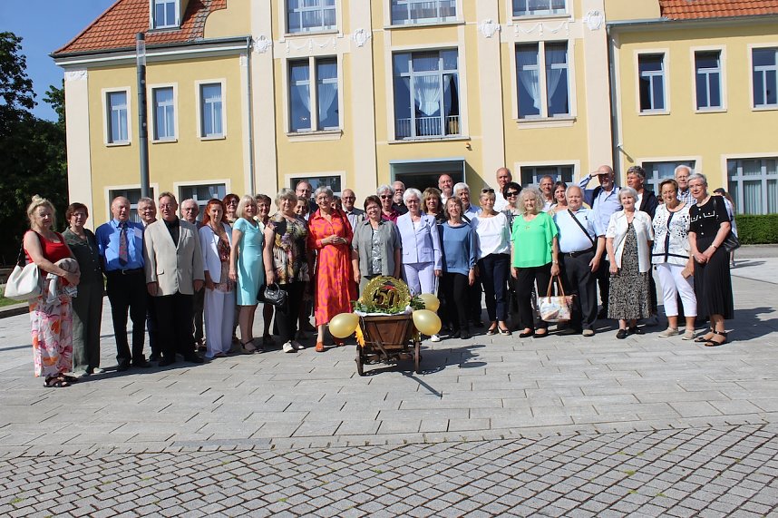 50 Jahre nach dem Abitur - vor dem KKZ in Bad Langensalza