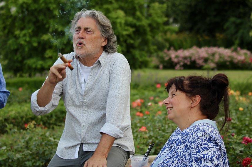 Frankfurter genie&szlig;t das Reggae Konzert im Rosengarten