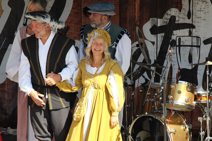 Landrat Thomas Ahke mit Gattin beim Mittelalterstadtfest