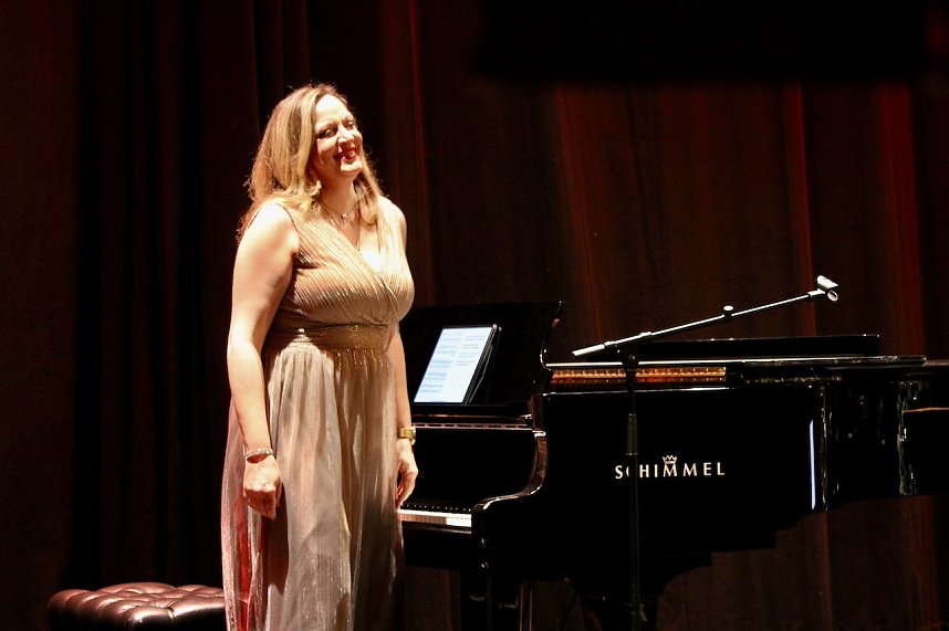 Pianistin Rozalina Genchev beim Weihnachtskonzert im KKZ