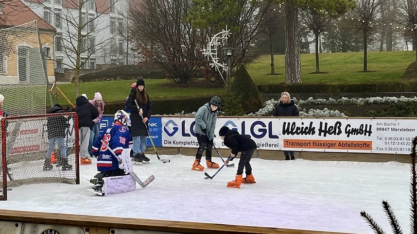 Kinder trainieren mit Ice Rebells im Schl&ouml;sschenpark
