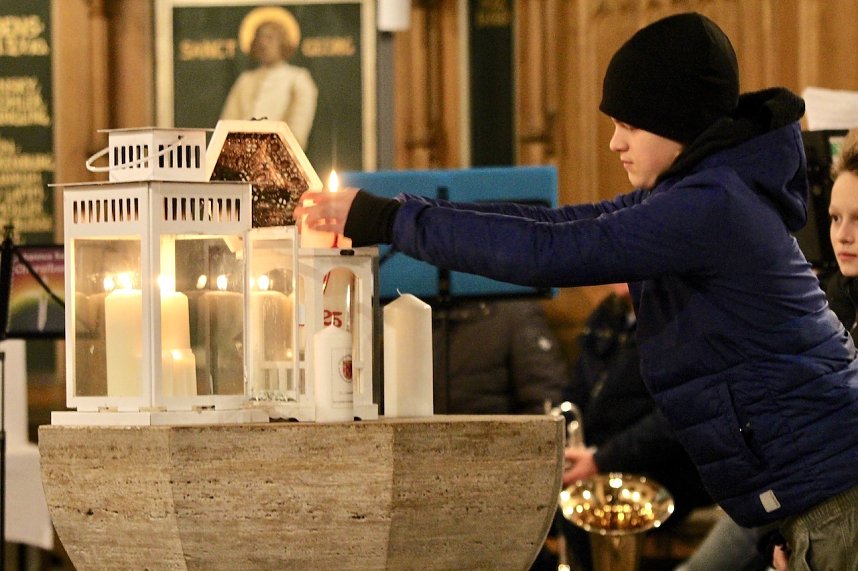 Konfirmant mit Friedenslicht in der Marktkirche