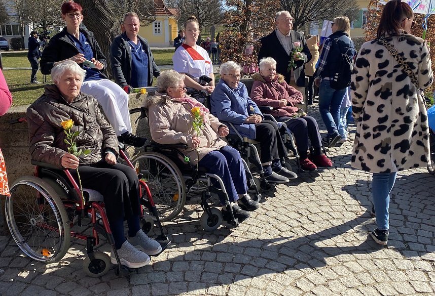 Seniorinnen beim "Wasserfest" in Bad Langensalza