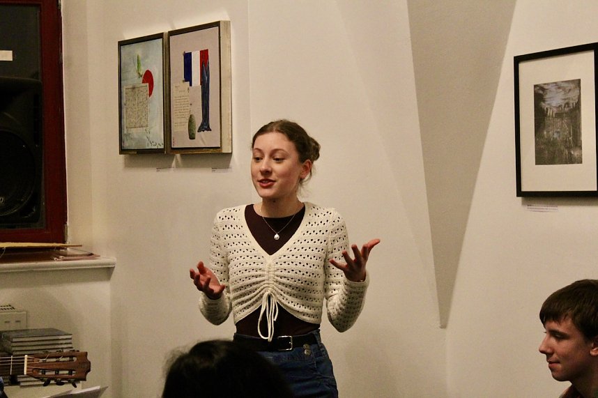 Gedichtvortrag von Pauline Ortmann beim der Jahresausstellung "35 Jahre Kwth" in der Dryburg Bad Langensalza