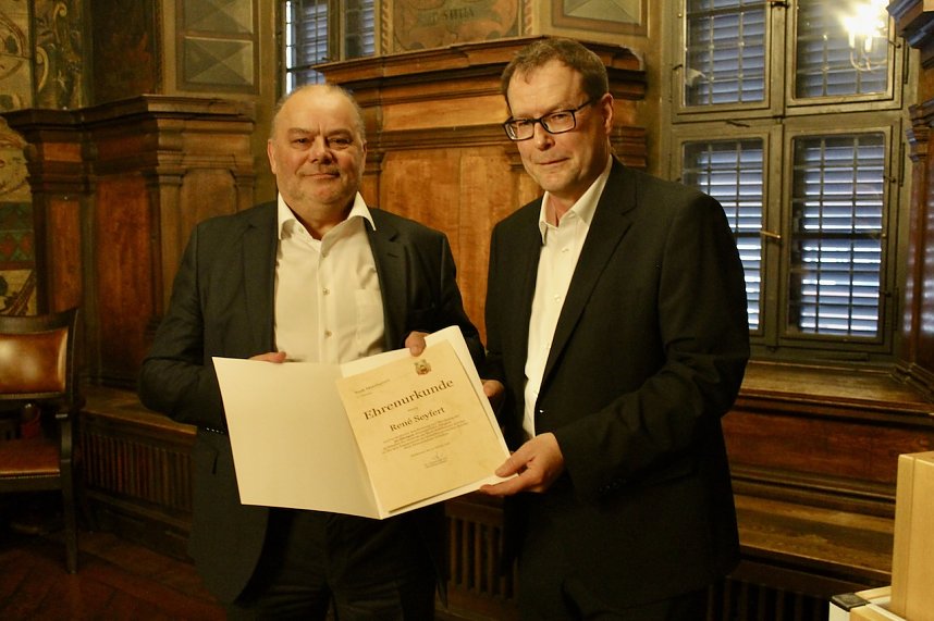 Ren&eacute; Seyfert (li.) -   Ehrung verdienter Stadtr&auml;te im Ratssaal im Historischen Rathaus in M&uuml;hlhausen 