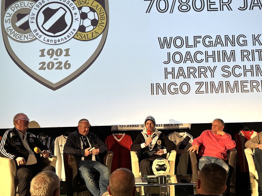 Markus Fromm (Mitte) interviewt verdienstvolle Preu&szlig;en