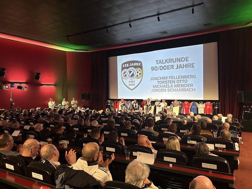 Fu&szlig;baller des FSV Preu&szlig;en feiern im gut gef&uuml;llten Kino