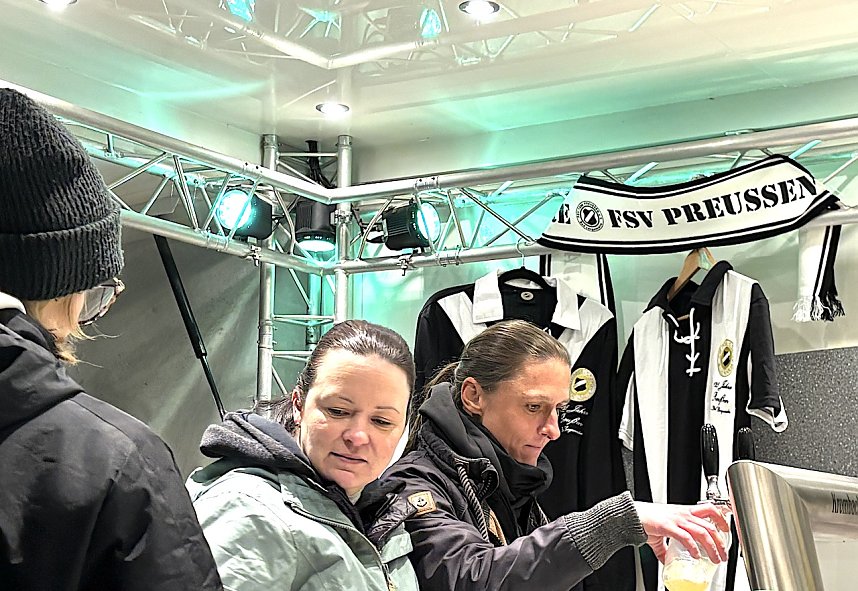 Die Frauenmannshcfat sorgte vor dem Kino f&uuml;r die ausreichende Getr&auml;nkeversorgung