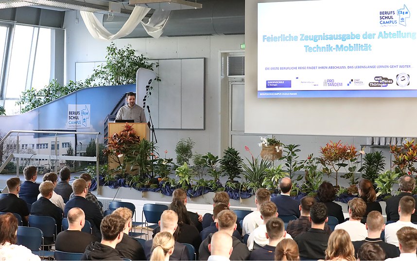 Zeugnis&uuml;bergabe f&uuml;r die "fertigen" Azubis am Berufsschulcampus in M&uuml;hlhausen.