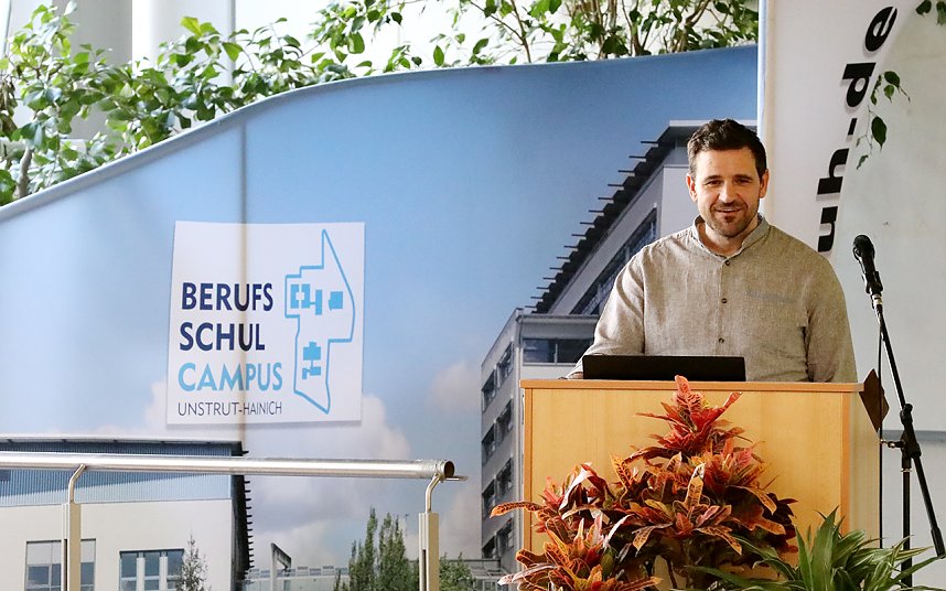 Zeugnis&uuml;bergabe f&uuml;r die "fertigen" Azubis am Berufsschulcampus in M&uuml;hlhausen.