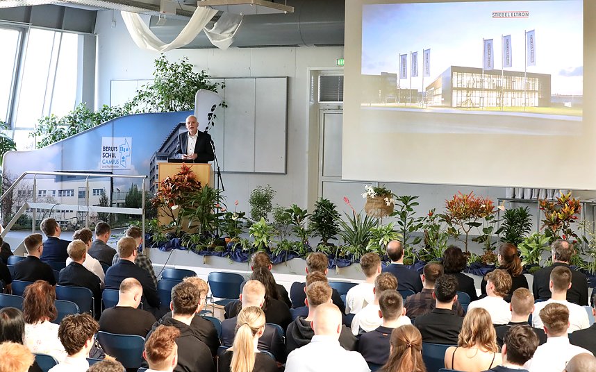 Zeugnis&uuml;bergabe f&uuml;r die "fertigen" Azubis am Berufsschulcampus in M&uuml;hlhausen.