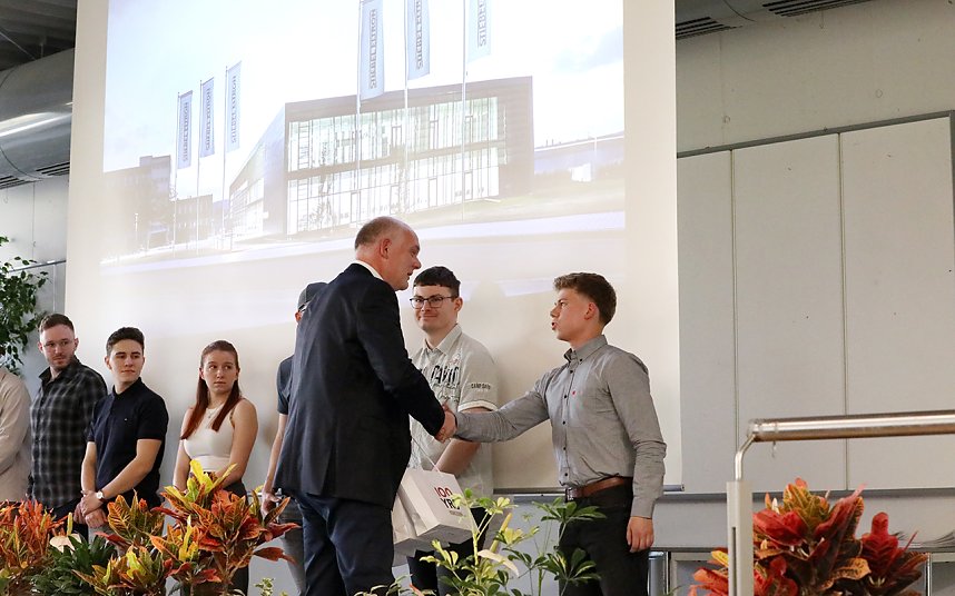 Zeugnis&uuml;bergabe f&uuml;r die "fertigen" Azubis am Berufsschulcampus in M&uuml;hlhausen.