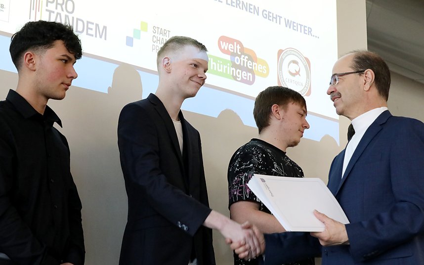 Zeugnis&uuml;bergabe f&uuml;r die "fertigen" Azubis am Berufsschulcampus in M&uuml;hlhausen.