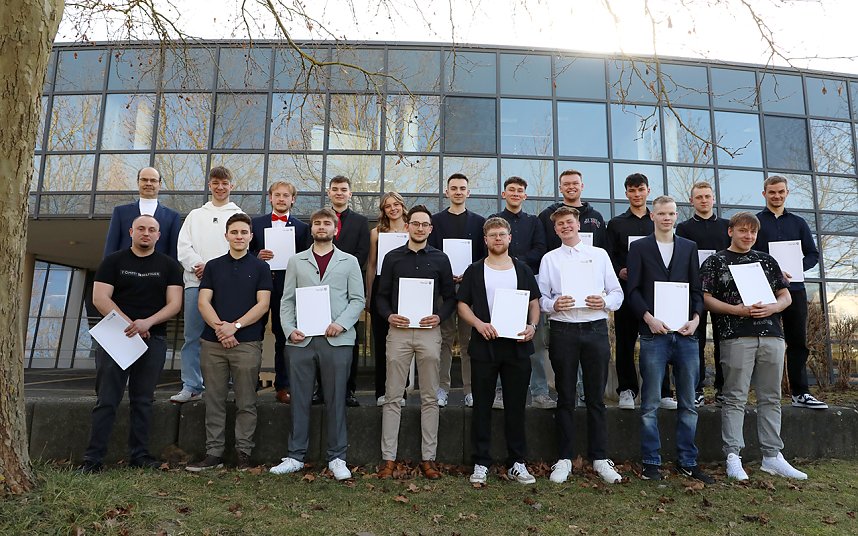 Zeugnis&uuml;bergabe f&uuml;r die "fertigen" Azubis am Berufsschulcampus in M&uuml;hlhausen.