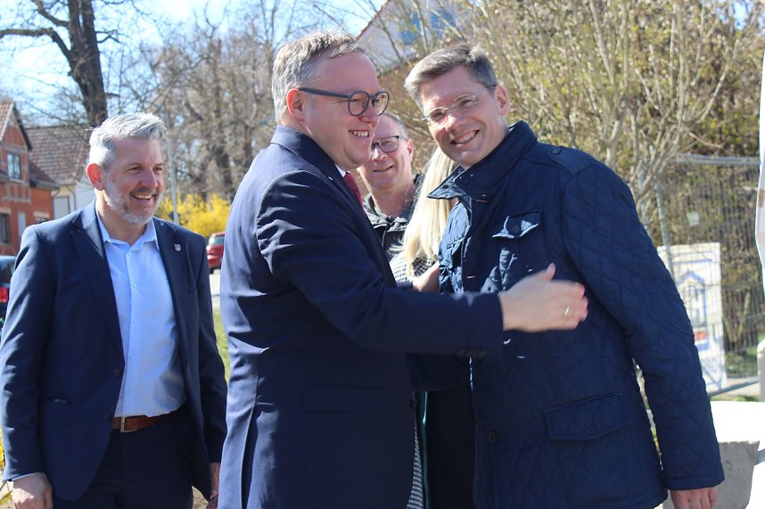 Spatenstich f&uuml;r Zweisporthalle in Herbsleben