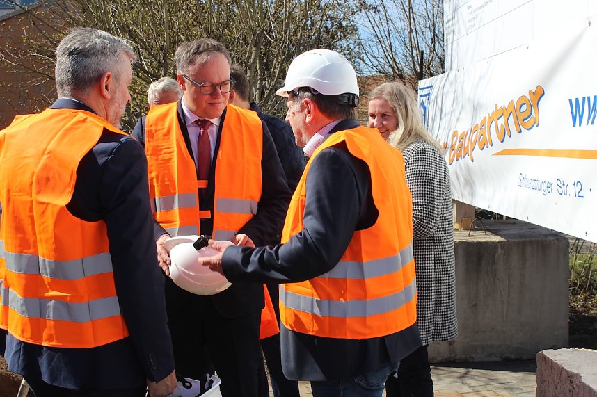 Spatenstich f&uuml;r Zweisporthalle in Herbsleben