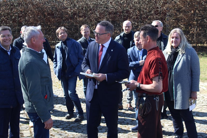 Spatenstich f&uuml;r Zweisporthalle in Herbsleben