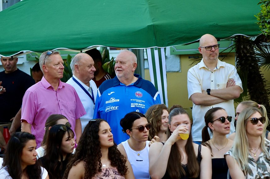 Fans und Cheftrainer des Th&uuml;ringer HC Herbert M&uuml;ller verabschieden neun Spitzenhandballerinnen in Bad Langensalza