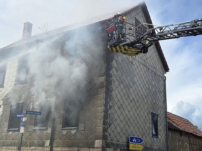 In Menteroda geriet am Donnerstag ein Wohnhaus in Brand.