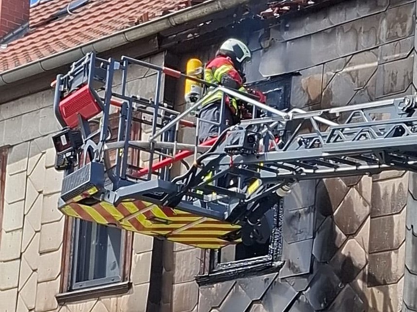 In Menteroda geriet am Donnerstag ein Wohnhaus in Brand.