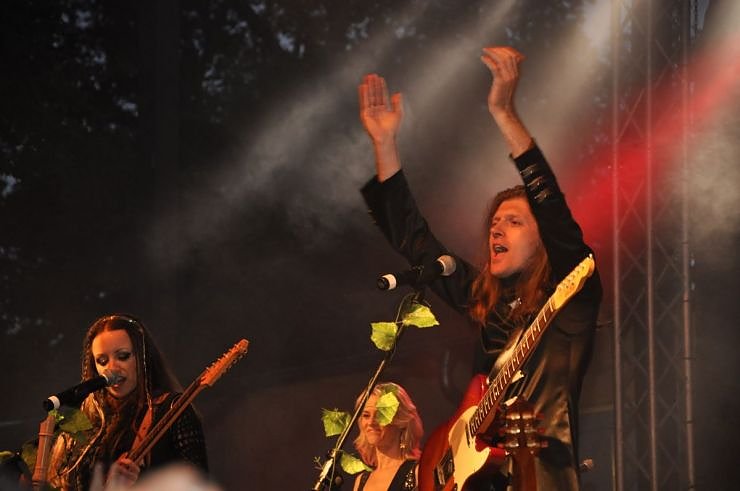 John Michae Kelly & Frau Maite Itoiz im Gehege