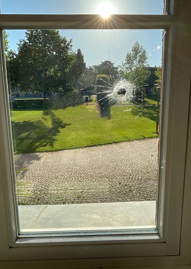 Bild: Fensterscheibe mit Schussloch